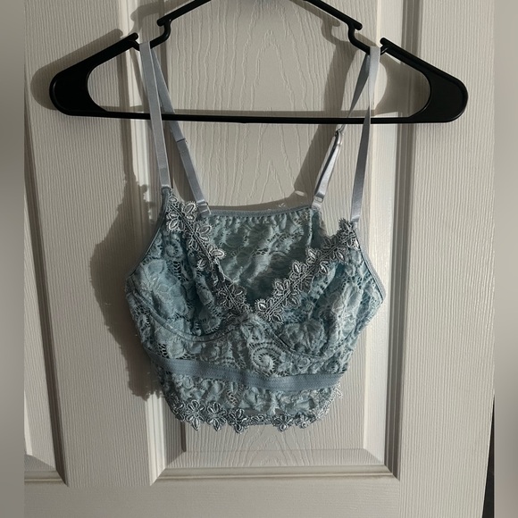 Small SHEIN lace crop top - Picture 2 of 3
